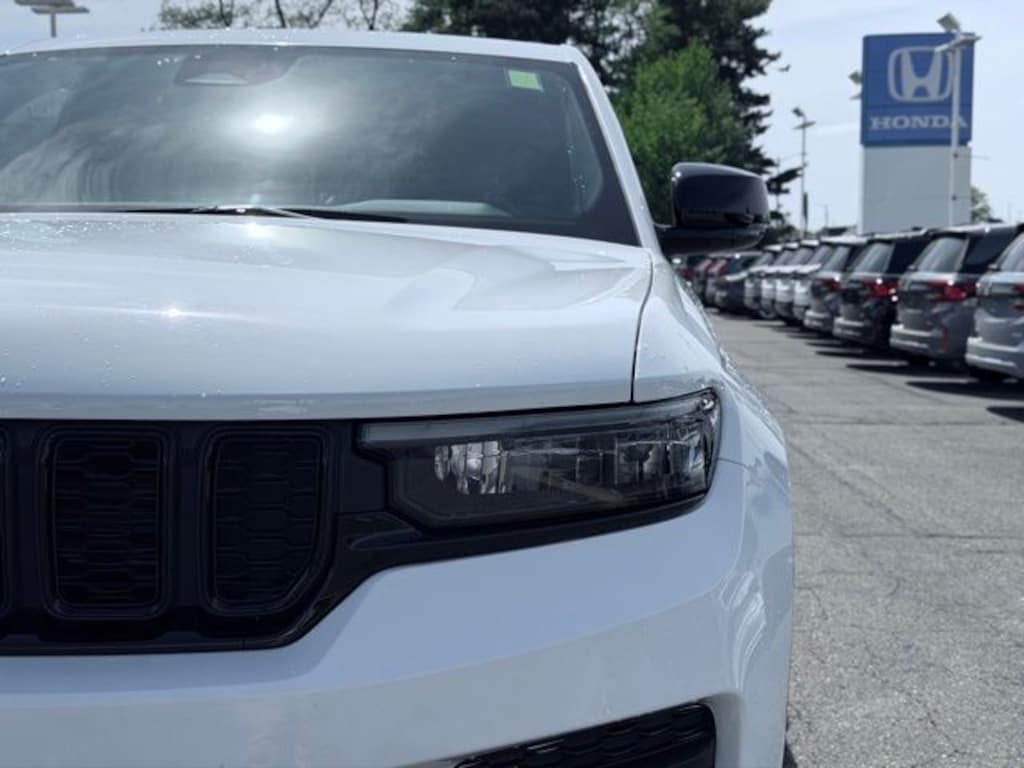 Used 2025 Jeep Grand Cherokee Laredo SUV