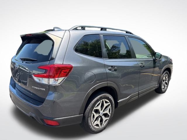 2023 Subaru Forester Premium photo 4