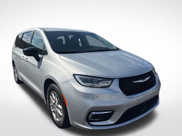 2024 Chrysler Pacifica Touring L photo 3