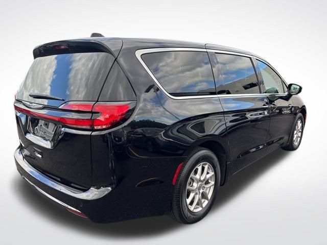2024 Chrysler Pacifica Touring L photo 4