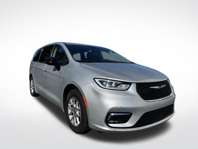 2024 Chrysler Pacifica Touring L photo 3