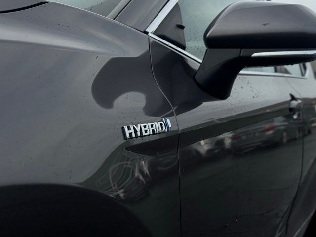 2020 Toyota Camry Hybrid LE photo 2