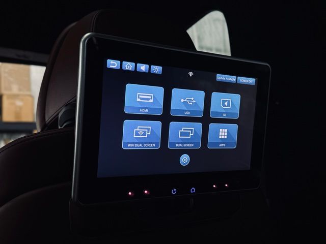 2025 BMW X7 - Image 23