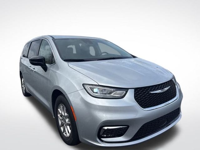 2024 Chrysler Pacifica Touring L photo 3