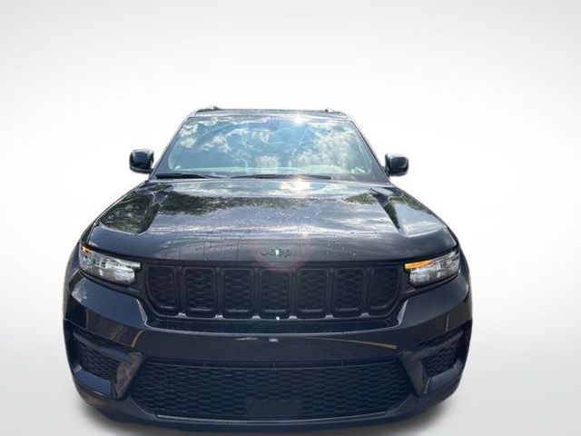 2022 Jeep Grand Cherokee Laredo Altitude photo 2