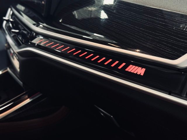 2025 BMW X7 - Image 28