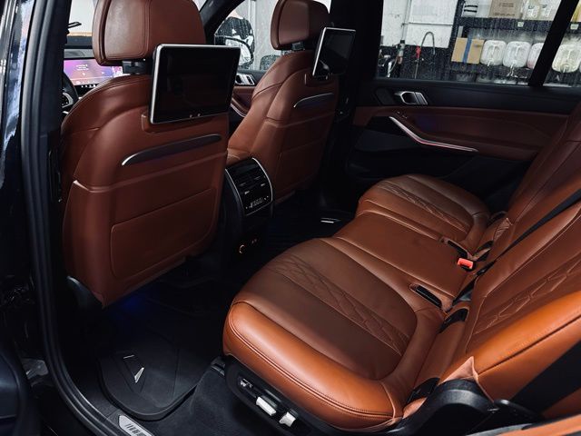 2025 BMW X7 - Image 19