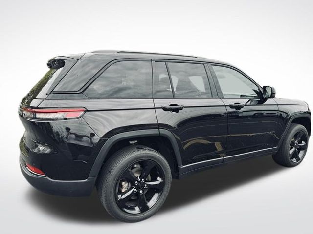 2022 Jeep Grand Cherokee Laredo photo 2