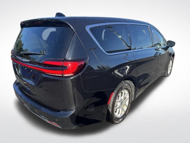 2024 Chrysler Pacifica Touring L photo 4