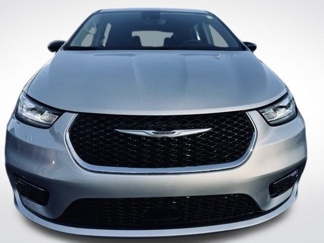 2024 Chrysler Pacifica Touring L photo 3