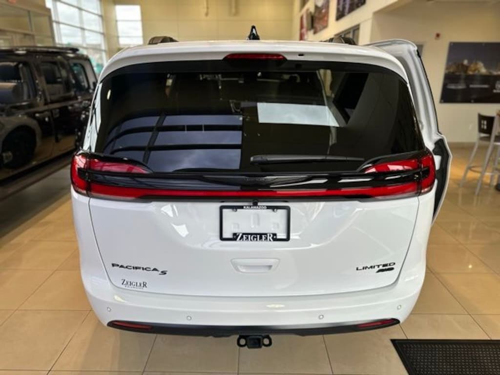 New 2026 Chrysler Pacifica Limited Van Passenger Van