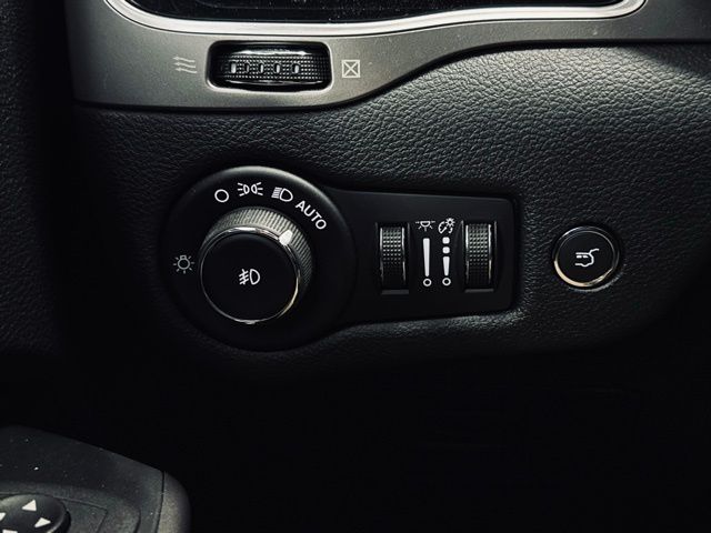 2022 JEEP CHEROKEE - Image 31