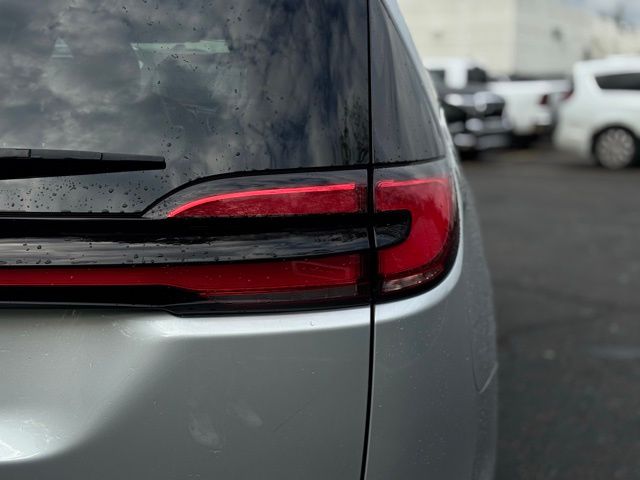 2024 CHRYSLER PACIFICA - Image 11