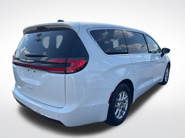 2024 Chrysler Pacifica Touring L photo 4