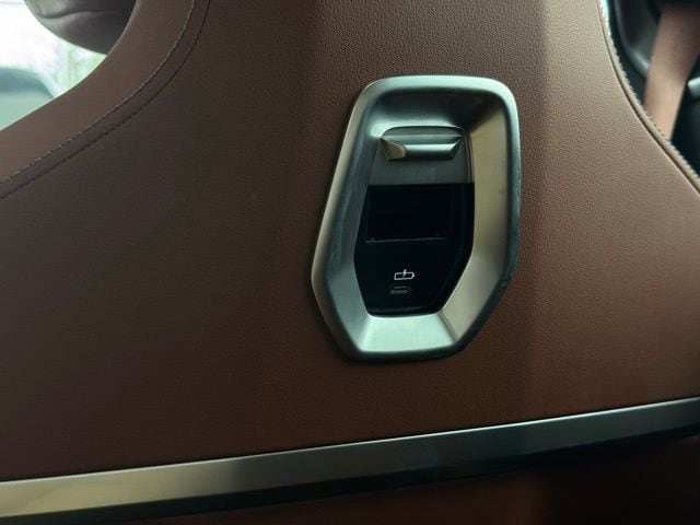 2025 BMW 750E - Image 28