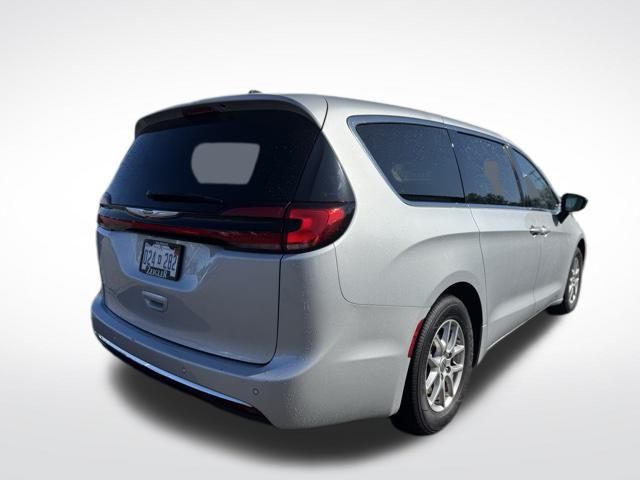 2024 Chrysler Pacifica Touring L photo 4