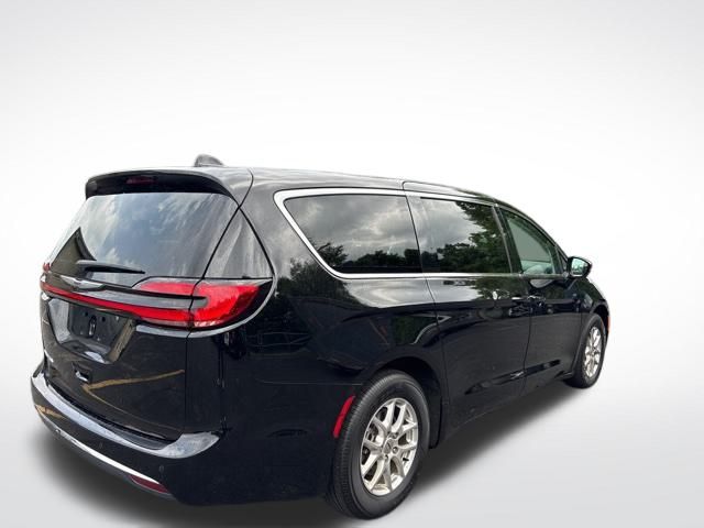 2024 Chrysler Pacifica Touring L photo 4