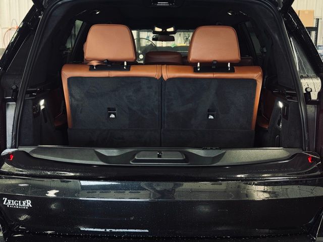 2025 BMW X7 - Image 14