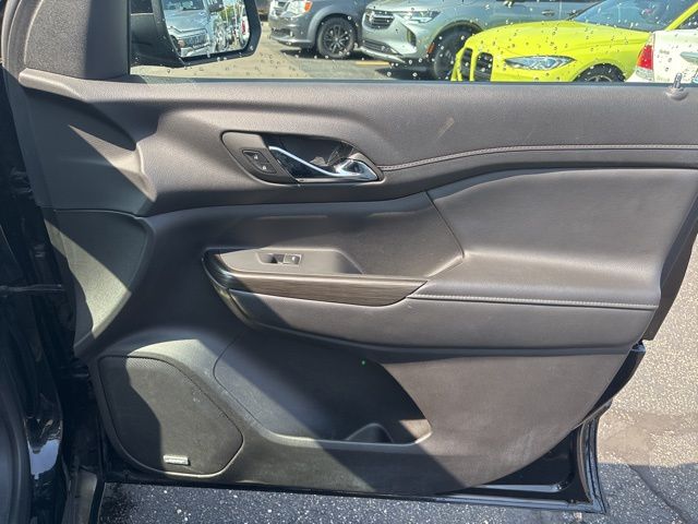 2023 GMC ACADIA - Image 13