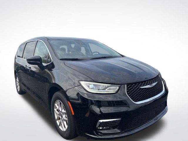 2024 Chrysler Pacifica Touring L photo 3