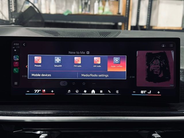 2025 BMW X7 - Image 32