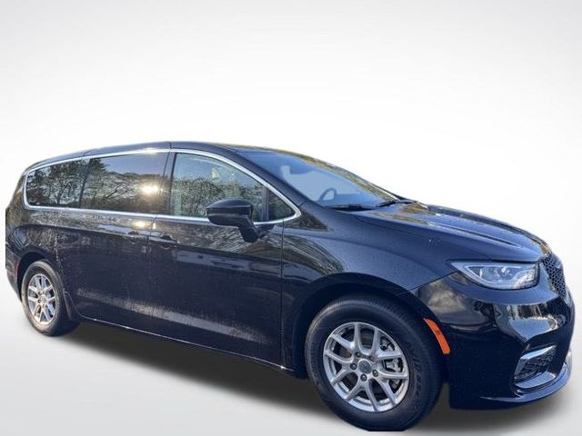 2024 Chrysler Pacifica Touring L photo 3