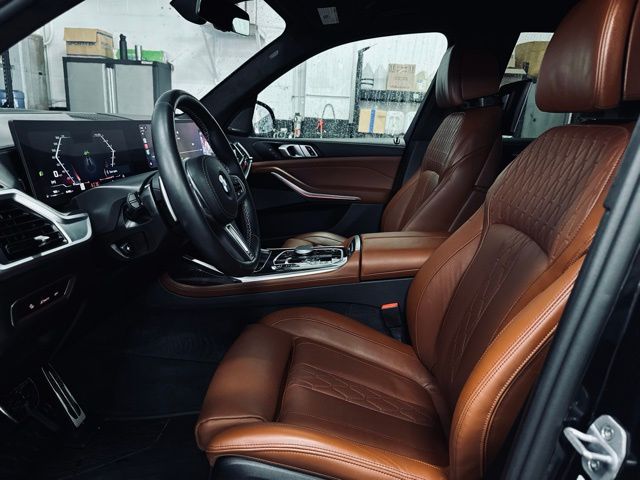 2025 BMW X7 - Image 18