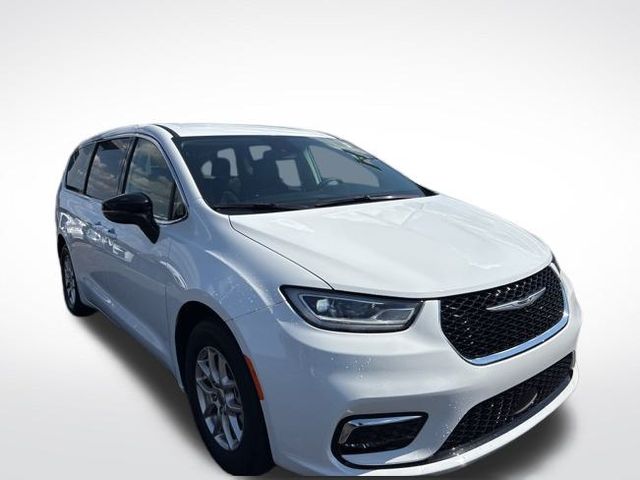 2024 Chrysler Pacifica Touring L photo 3