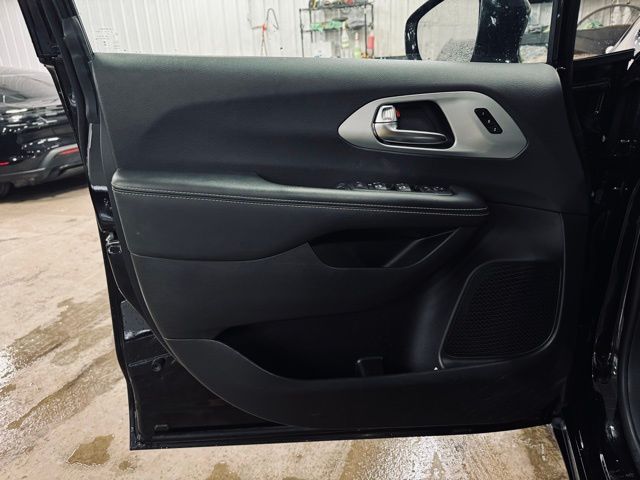 2025 CHRYSLER PACIFICA - Image 13