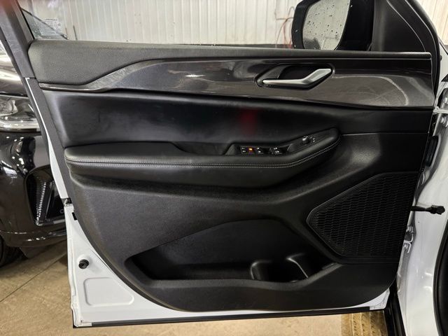 2023 JEEP GRAND CHEROKEE - Image 12