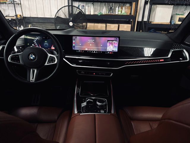 2025 BMW X7 - Image 21