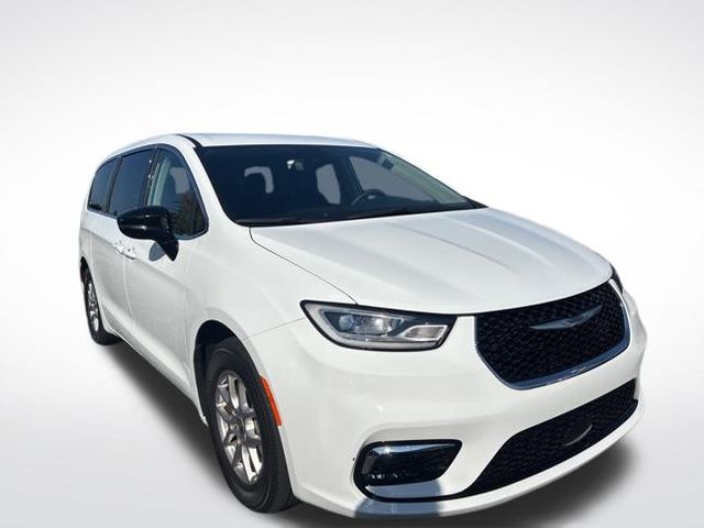 2024 Chrysler Pacifica Touring L photo 3