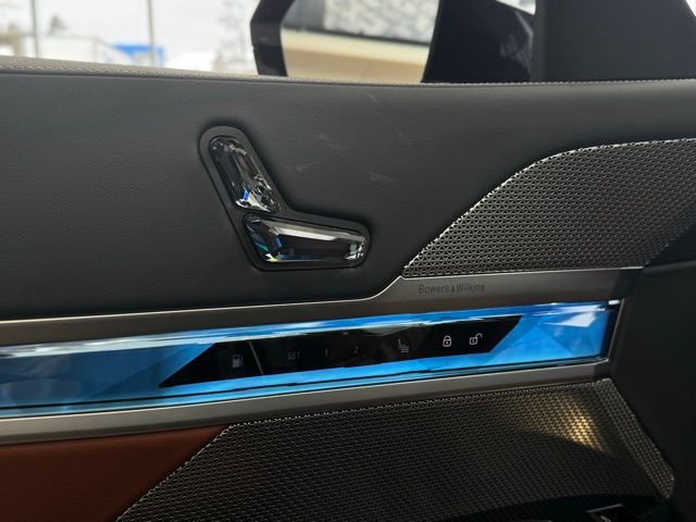 2025 BMW 750E - Image 11
