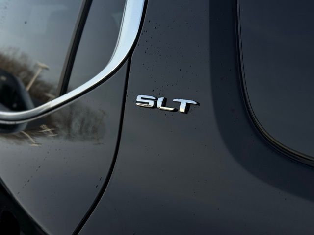 2023 GMC ACADIA - Image 9