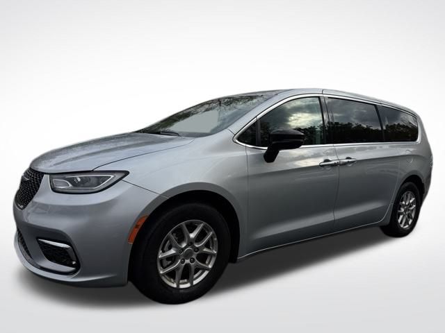2024 Chrysler Pacifica Touring L photo 3