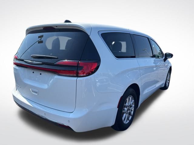 2024 Chrysler Pacifica Touring L photo 4