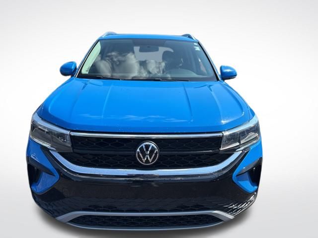 2022 Volkswagen Taos SE photo 2