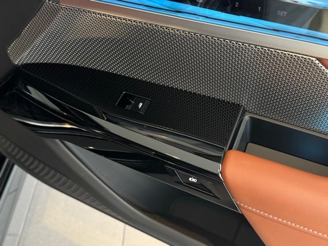 2025 BMW 750E - Image 15