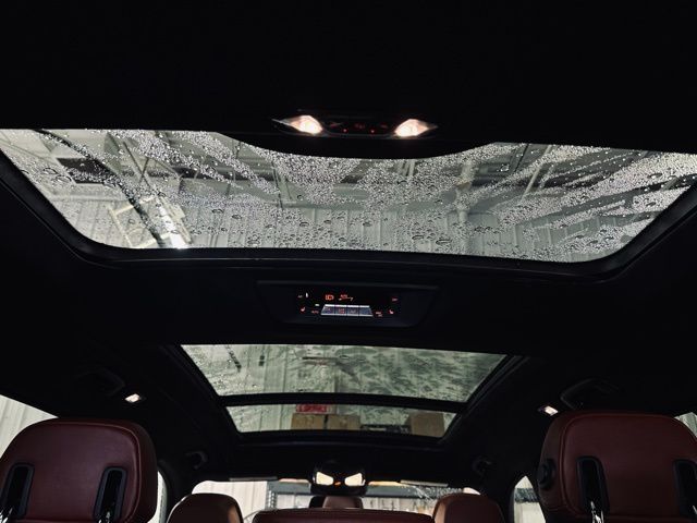 2025 BMW X7 - Image 24