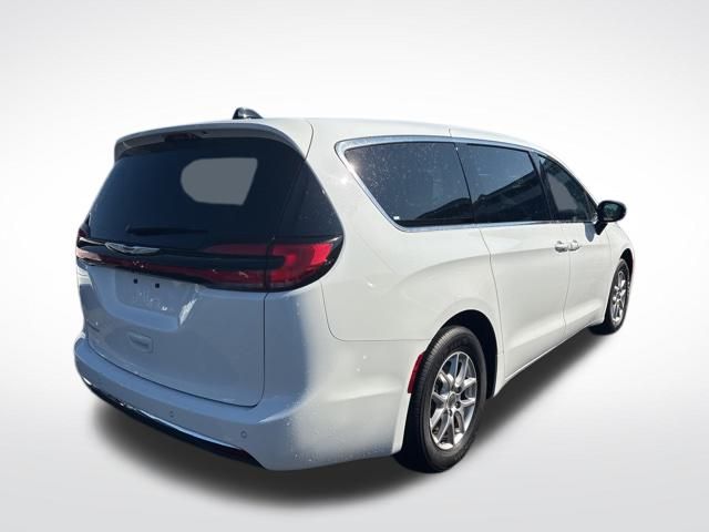 2024 Chrysler Pacifica Touring L photo 4