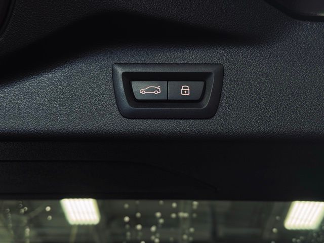 2025 BMW X7 - Image 13