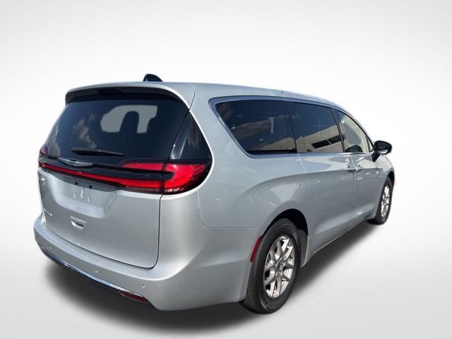 2024 Chrysler Pacifica Touring L photo 4