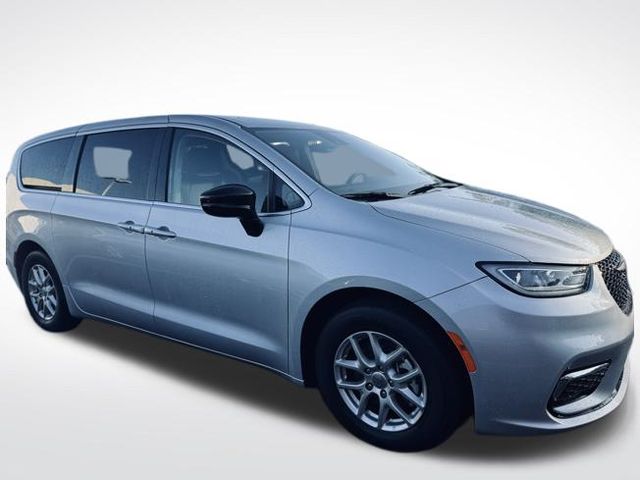 2024 Chrysler Pacifica Touring L photo 2