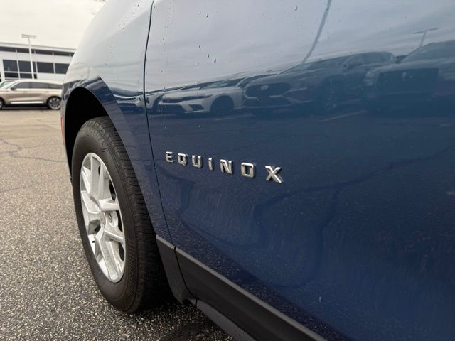 2024 Chevrolet Equinox LT photo 2