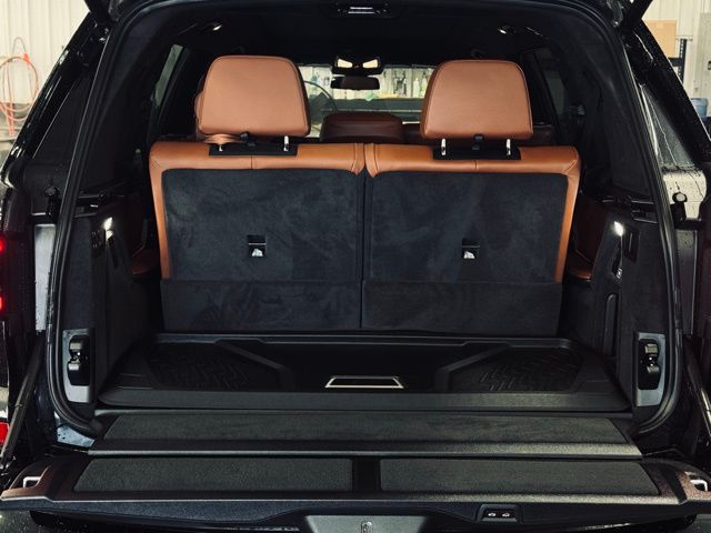 2025 BMW X7 - Image 6
