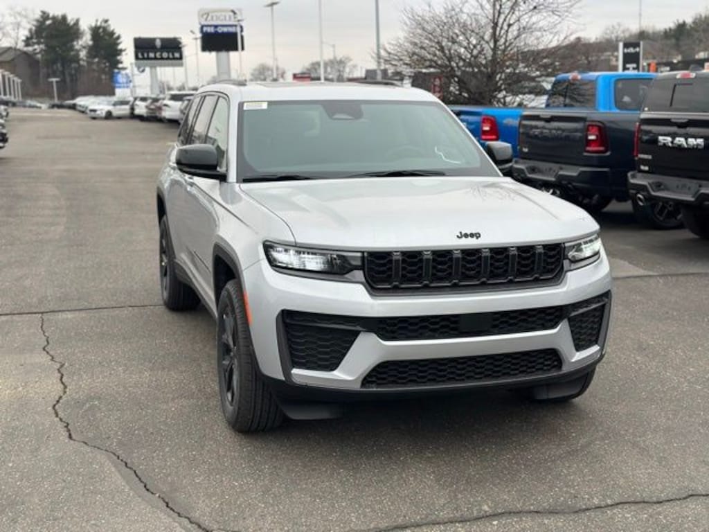New 2026 Jeep Grand Cherokee Laredo SUV