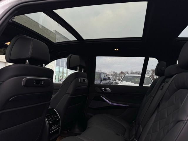 2026 BMW X7 - Image 28