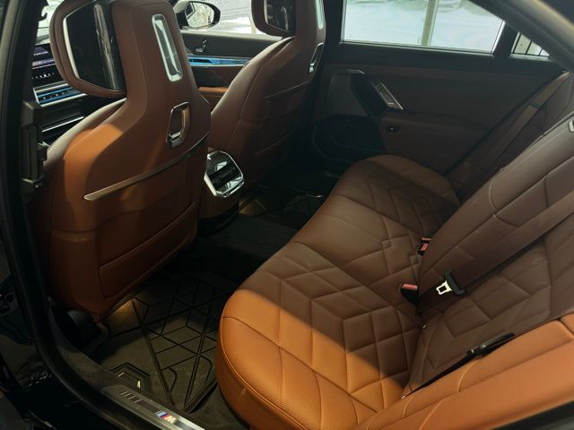 2025 BMW 750E - Image 19