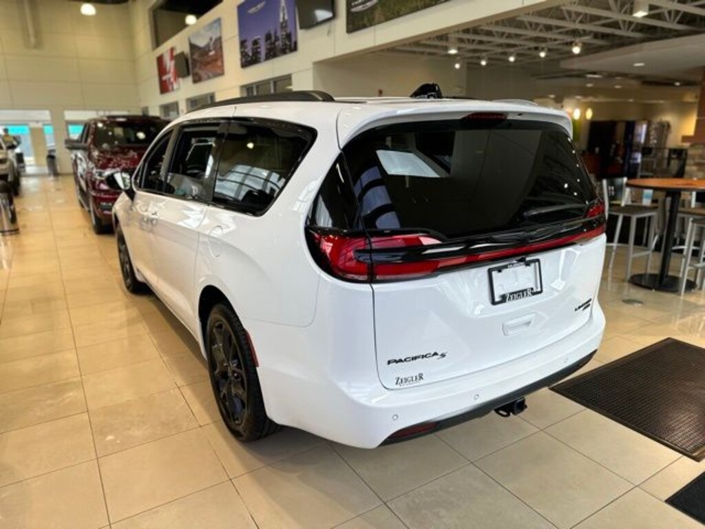 New 2026 Chrysler Pacifica Limited Van Passenger Van