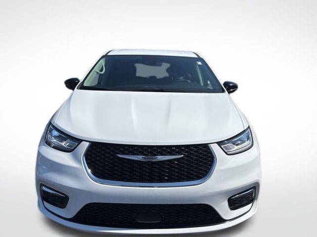 2024 Chrysler Pacifica Touring L photo 2